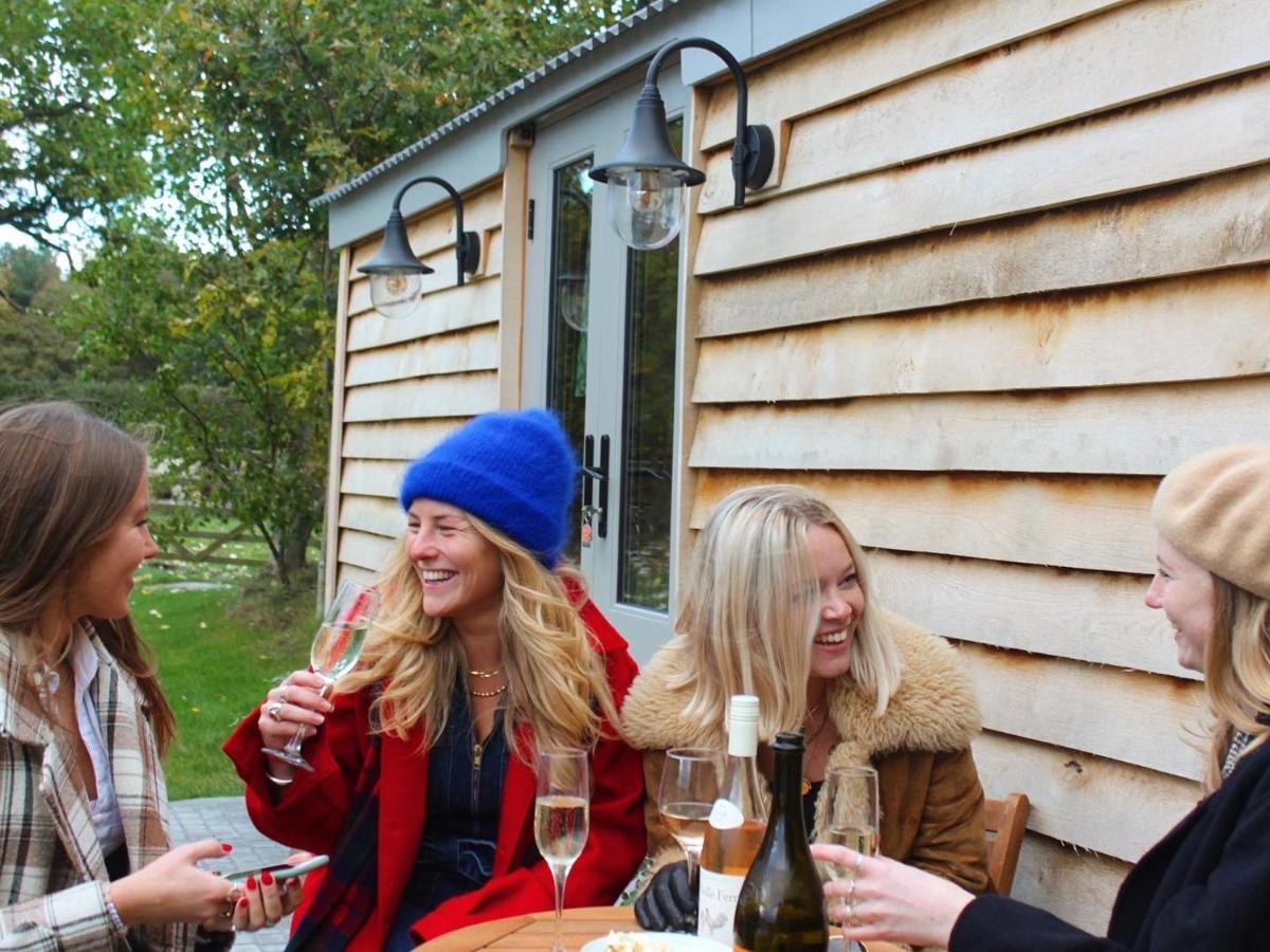 Luxury Shepherds Hut - The Sweet Pea By The Lake York Exterior photo